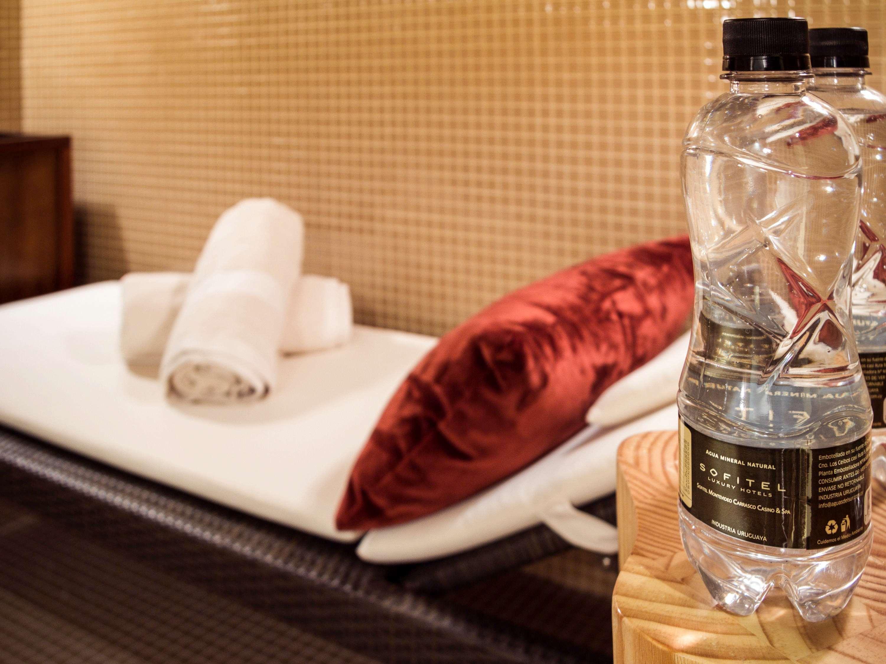 Sofitel Montevideo Casino Carrasco & Spa Zewnętrze zdjęcie Bottled water in a hotel room