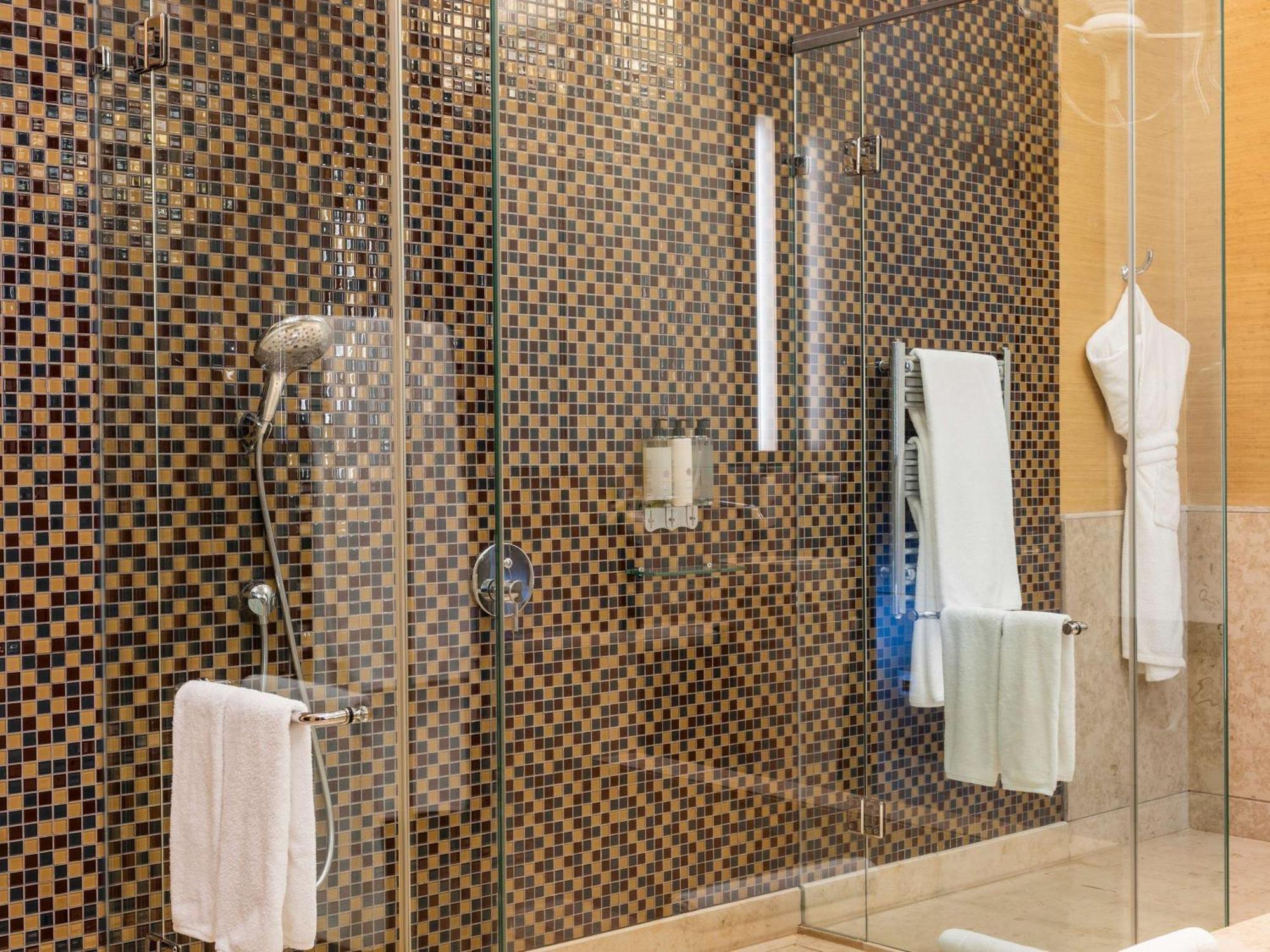 Sofitel Montevideo Casino Carrasco & Spa Zewnętrze zdjęcie A shower with a sliding door