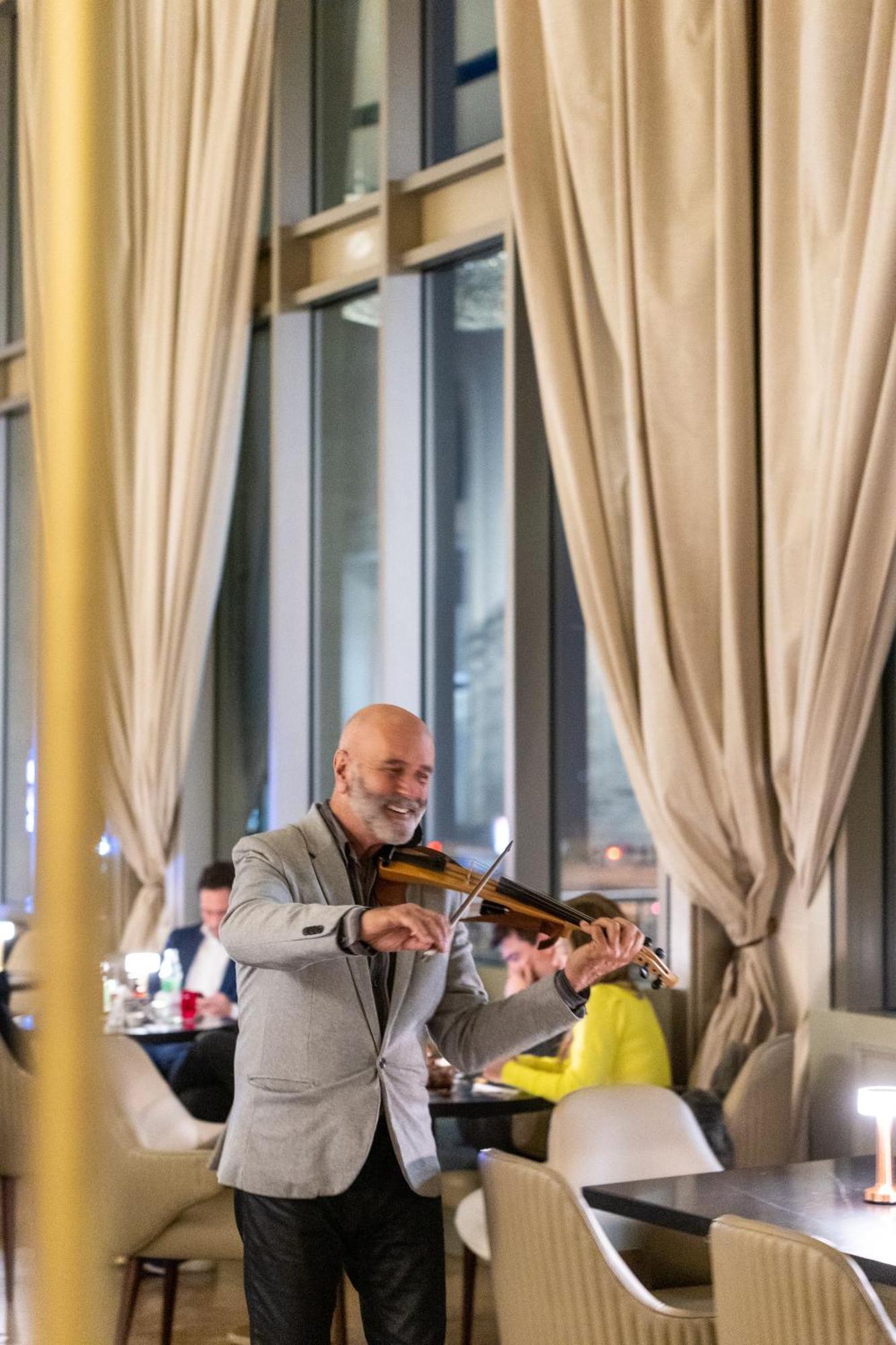 Sofitel Montevideo Casino Carrasco & Spa Zewnętrze zdjęcie The violinist at the opening of the restaurant