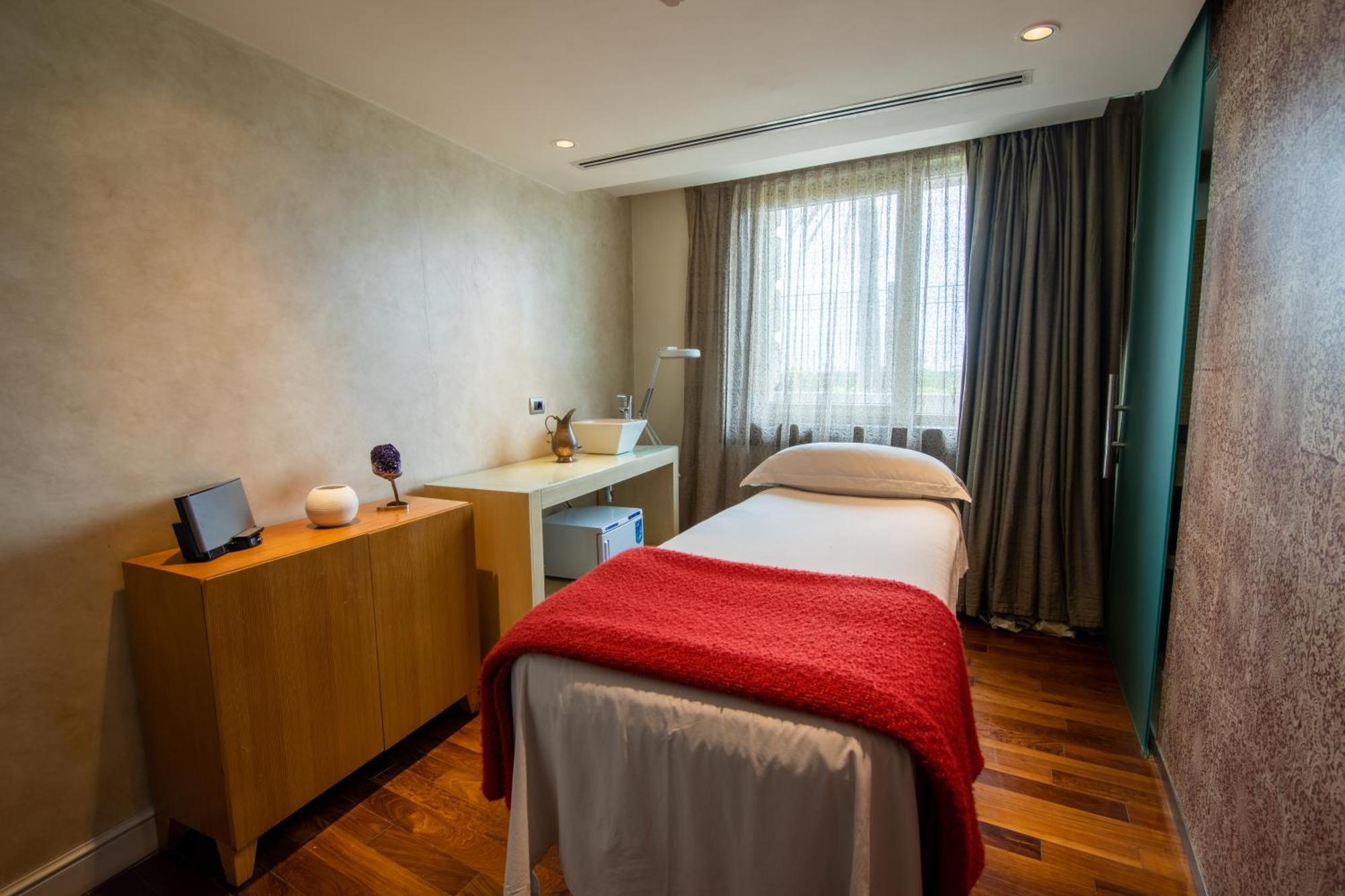 Sofitel Montevideo Casino Carrasco & Spa Zewnętrze zdjęcie Treatment room at The Dorchester, London